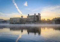 El Castillo de Leeds reflejado en su lago entre la niebla del amanecer.