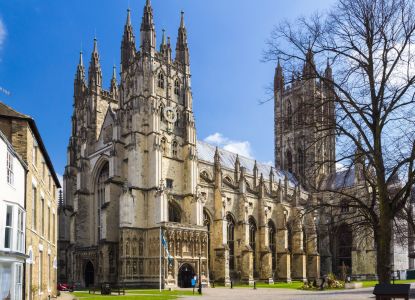 La catedral de Canterbury con sus torres góticas vista desde el recinto exterior.