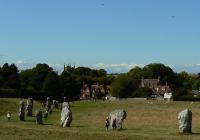Panorámica del círculo de Avebury con el pueblo y la torre de la iglesia al fondo.