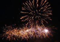 Fuegos artificiales dorados en la noche