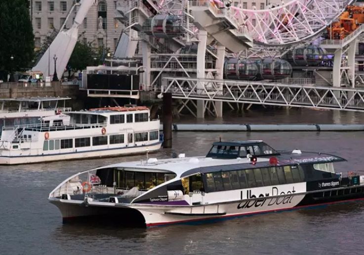 Catamarán de Thames Clippers amarrado junto al London Eye