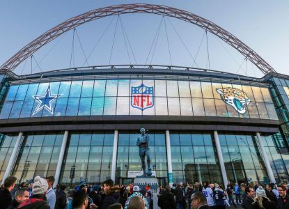 Entrada del estadio de Wembley con público en un partido de la NFL