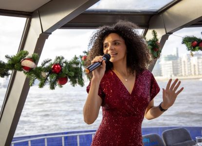 Cantante en directo actuando a bordo del crucero durante el almuerzo de Navidad.