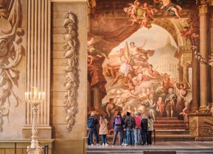Visitantes contemplan las pinturas monumentales del Painted Hall de Greenwich.  2. External_-_Domes_from_Lower_Grand_Square…  ALT italiano Old Royal Naval College di Greenwich  Descrizione italiana Vista delle cupole dell’Old Royal Naval College dalla Lower Grand Square.  ALT spagnolo Old Royal Naval College de Greenwich  Descrizione spagnola Vista de las cúpulas del Old Royal Naval College desde la Lower Grand Square.  3. Upper_Grand_Square_Image…  ALT italiano Upper Grand Square dell’Old Royal Naval College  Descrizione italiana Vista del cortile e degli edifici storici dell’Old Royal Naval College.  ALT spagnolo Upper Grand Square del Old Royal Naval College  Descrizione spagnola Vista del patio y de los edificios históricos del Old Royal Naval College.  4. Chapel_new_lighting…  ALT italiano Cappella dell’Old Royal Naval College  Descrizione italiana Interno della Cappella di San Pietro e San Paolo a Greenwich.  ALT spagnolo Capilla del Old Royal Naval College  Descrizione spagnola Interior de la Capilla de San Pedro y San Pablo de Greenwich.  5. Skittle_Alley_at_Old_Royal_Naval_College…  ALT italiano Pista da birilli dell’Old Royal Naval College  Descrizione italiana La storica pista da birilli vittoriana dell’Old Royal Naval College.  ALT spagnolo Bolera del Old Royal Naval College  Descrizione spagnola La histórica bolera victoriana del Old Royal Naval College.  Rinominerei la prima immagine con un nome più descrittivo e uniforme, ad esempio painted-hall-old-royal-naval-college-1.