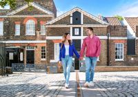 Una pareja visita los edificios históricos del Real Observatorio de Greenwich.