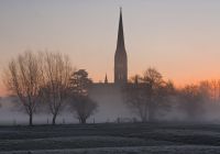 La aguja de la catedral de Salisbury asoma sobre la niebla de una mañana de invierno.