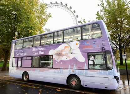 El autobús del Snowman™ Afternoon Tea Bus aparcado junto al London Eye.