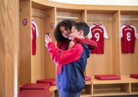 Una familia visita los vestuarios de los jugadores durante el tour del Emirates Stadium.