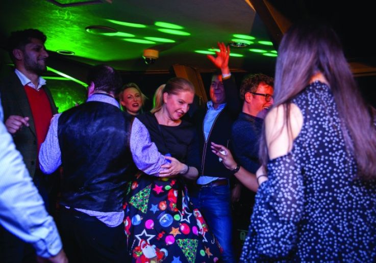 Fiesta con DJ y baile a bordo en la noche de Fin de Año