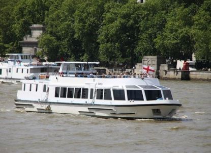 El barco Sapele navegando por el Támesis