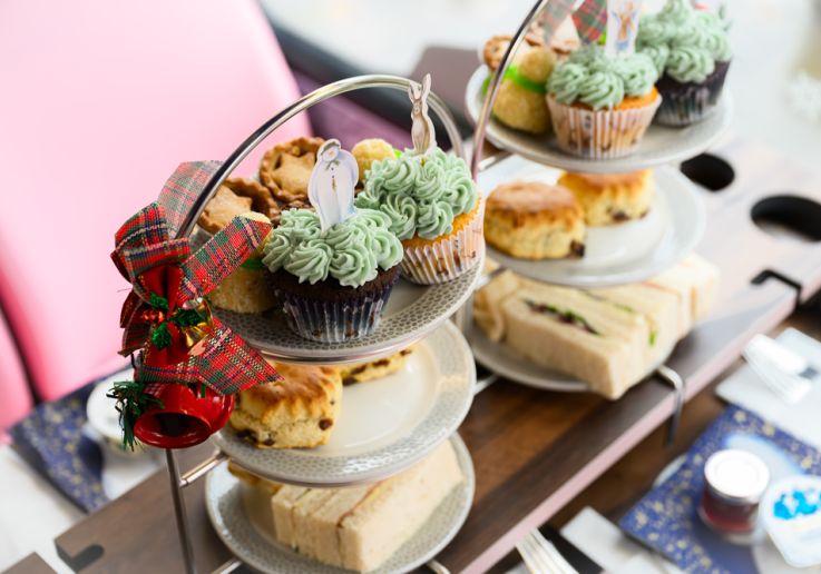 Bandeja de dulces navideños decorada con lazos de tartán servida a bordo.
