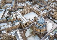 Vista aérea de los tejados y las cúpulas de Oxford cubiertos de nieve.