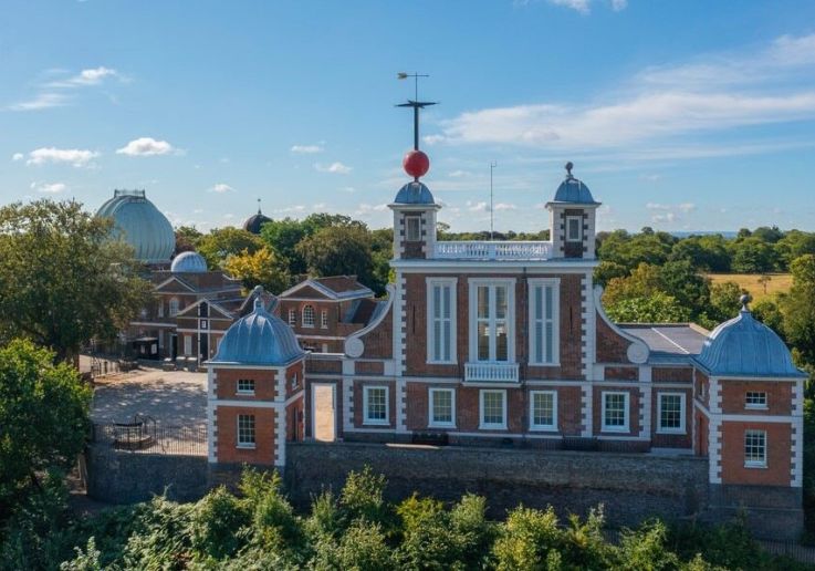 Vista panorámica del Real Observatorio de Greenwich y su célebre Time Ball roja.