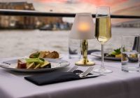 Mesa servida con cava y entrante en el crucero con cena por el Támesis