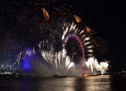 Espectáculo de fuegos artificiales sobre el London Eye en Fin de Año