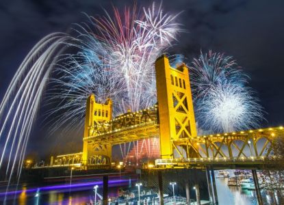 Fuegos artificiales sobre un puente levadizo iluminado