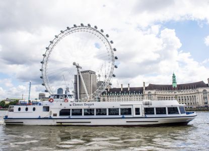 El barco Thomas Doggett navegando frente al London Eye