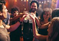 Copas en alto en la celebración de Nochevieja a bordo