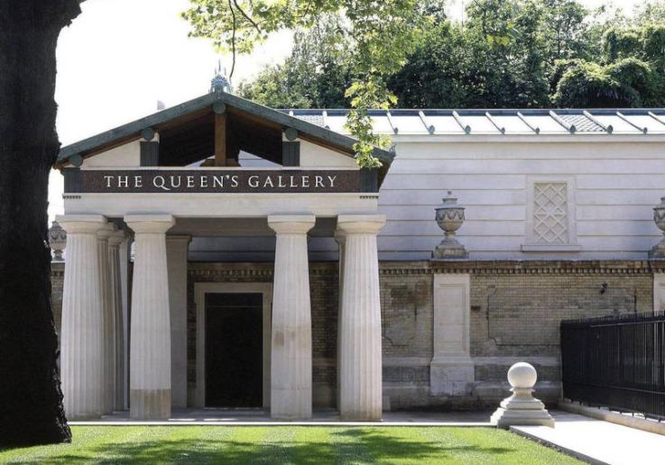 Entrada con columnas de la King's Gallery, antes Queen's Gallery, en el Palacio de Buckingham