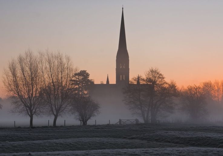 La aguja de la catedral de Salisbury asoma sobre la niebla de una mañana de invierno.