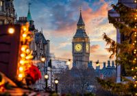 El Big Ben al atardecer enmarcado por luces navideñas.