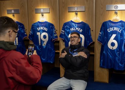 Visitantes descubren los vestuarios y las camisetas de los jugadores del Chelsea FC.