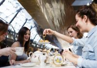 Experiencia de té de la tarde servida bajo el histórico casco del Cutty Sark.