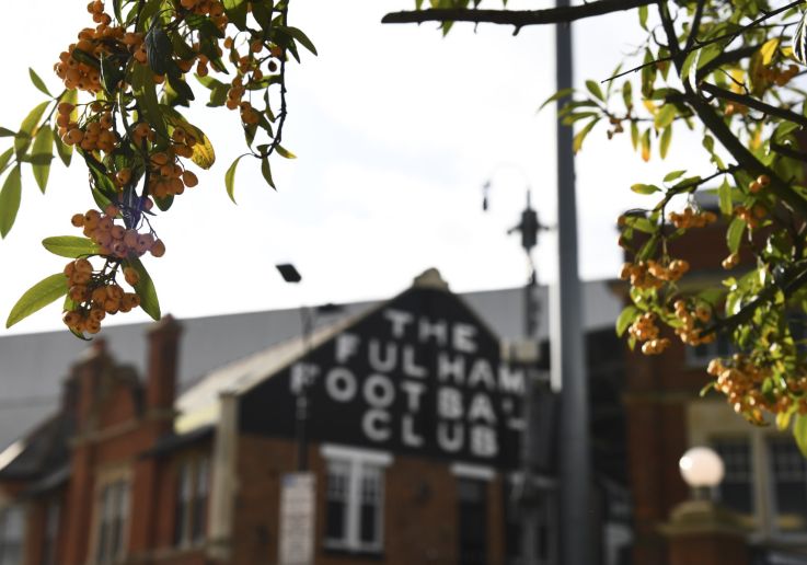 El histórico letrero del Fulham Football Club en el exterior del estadio.