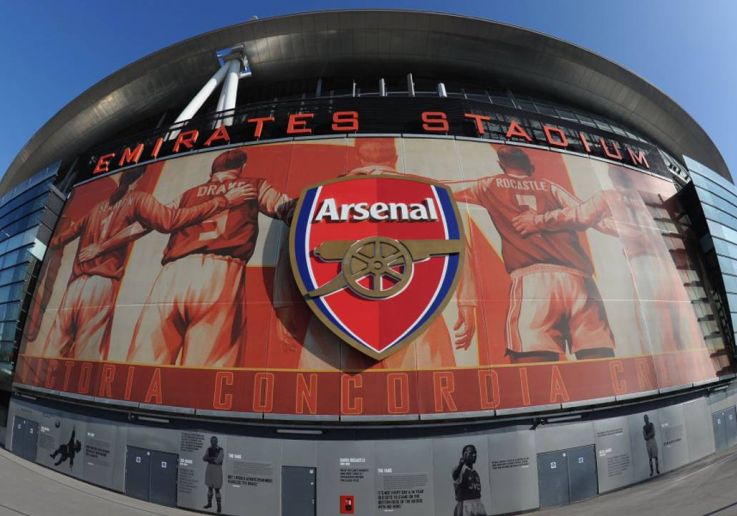 Vista exterior del Emirates Stadium con el escudo y las imágenes históricas del Arsenal.