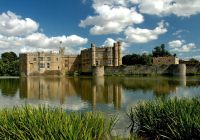 El Castillo de Leeds y su foso vistos entre los juncos de la orilla.