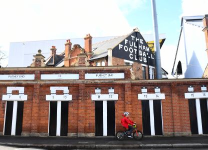 La histórica entrada de ladrillo del estadio del Fulham Football Club.