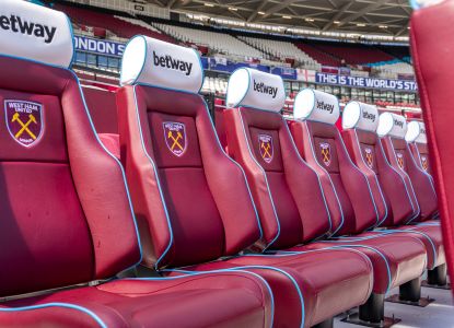 Los asientos del banquillo del West Ham United en el interior del London Stadium.
