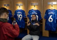 Visitantes descubren los vestuarios y las camisetas de los jugadores del Chelsea FC.