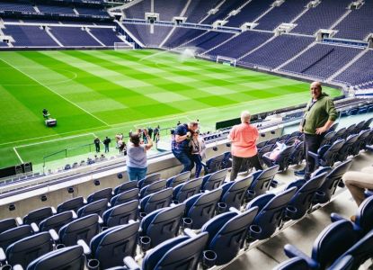Gradas y césped del Tottenham Hotspur Stadium durante el tour del estadio
