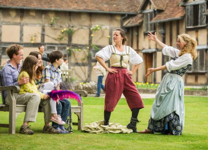 Actores en trajes de época