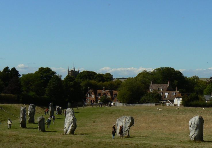 Panorámica del círculo de Avebury con el pueblo y la torre de la iglesia al fondo.