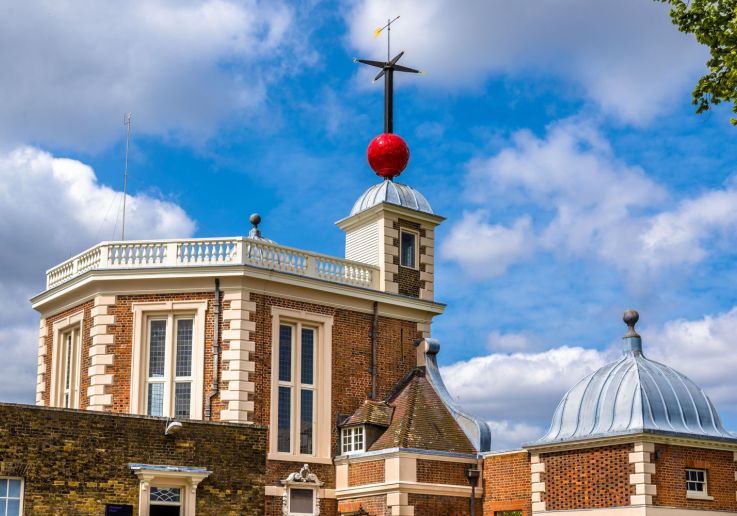 El histórico edificio del observatorio con la Time Ball roja sobre la torre.