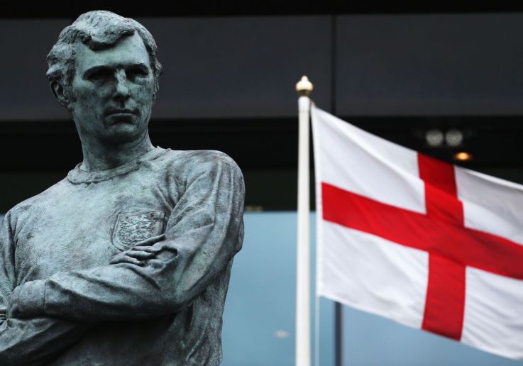 Estatua de Bobby Moore junto a la bandera de Inglaterra en Wembley