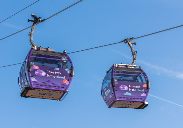 Dos cabinas del teleférico recorren el cielo sobre el Támesis.