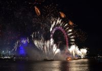 Espectáculo de fuegos artificiales sobre el London Eye en Fin de Año