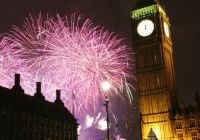 Fuegos artificiales rosados junto al Big Ben en la Nochevieja de Londres