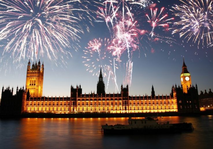 Fuegos artificiales sobre el Parlamento vistos desde el Támesis