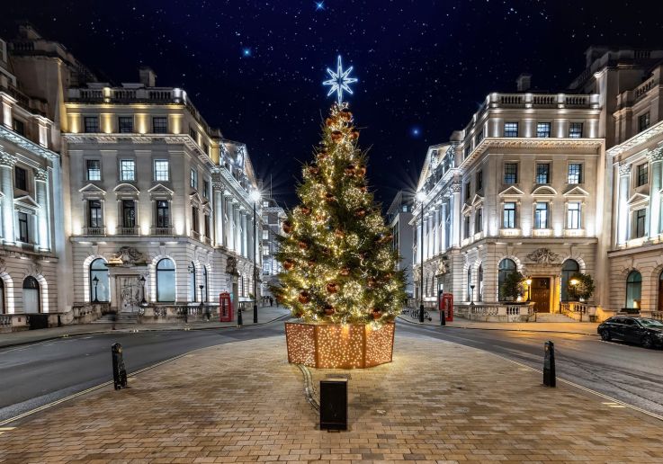 El árbol de Navidad de Regent Street iluminado en una calle vacía.