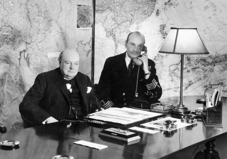 Imagen histórica de Winston Churchill trabajando durante la Segunda Guerra Mundial.