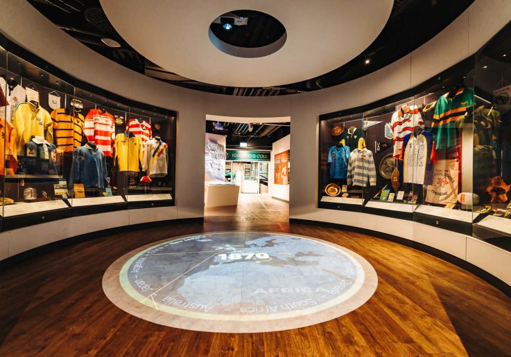 Sala de exposición del World Rugby Museum dedicada a la historia del rugby.