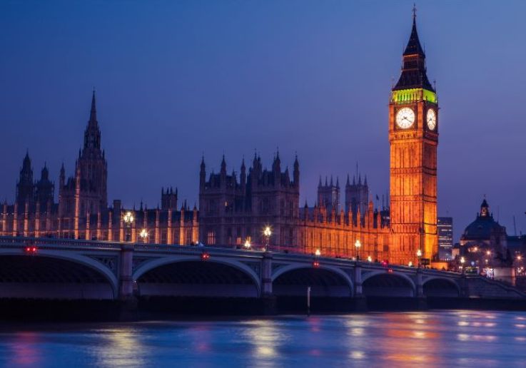 El Big Ben y el Palacio de Westminster iluminados sobre el Támesis al anochecer