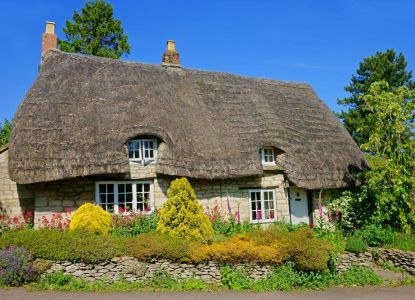 Casa tradicional con tejado de paja en la campiña inglesa