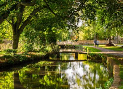 Paisaje fluvial con árboles y senderos en los Cotswolds