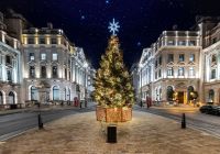 El árbol de Navidad de Regent Street iluminado en una calle vacía.