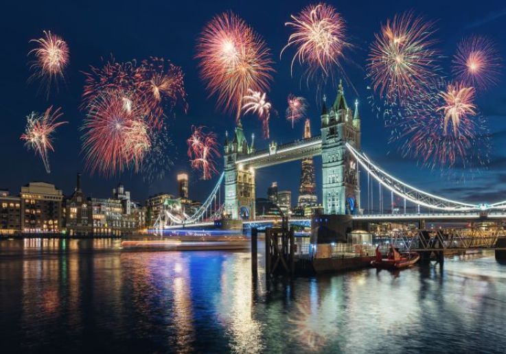 Fuegos artificiales de Nochevieja iluminando el Tower Bridge
